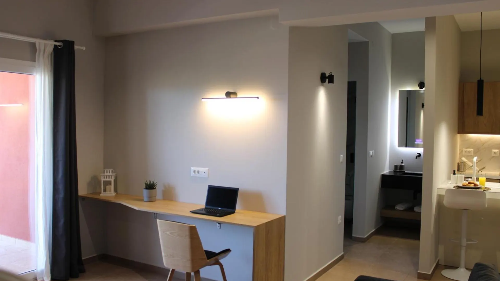 Modern Living Apartment Lakithra 0*,